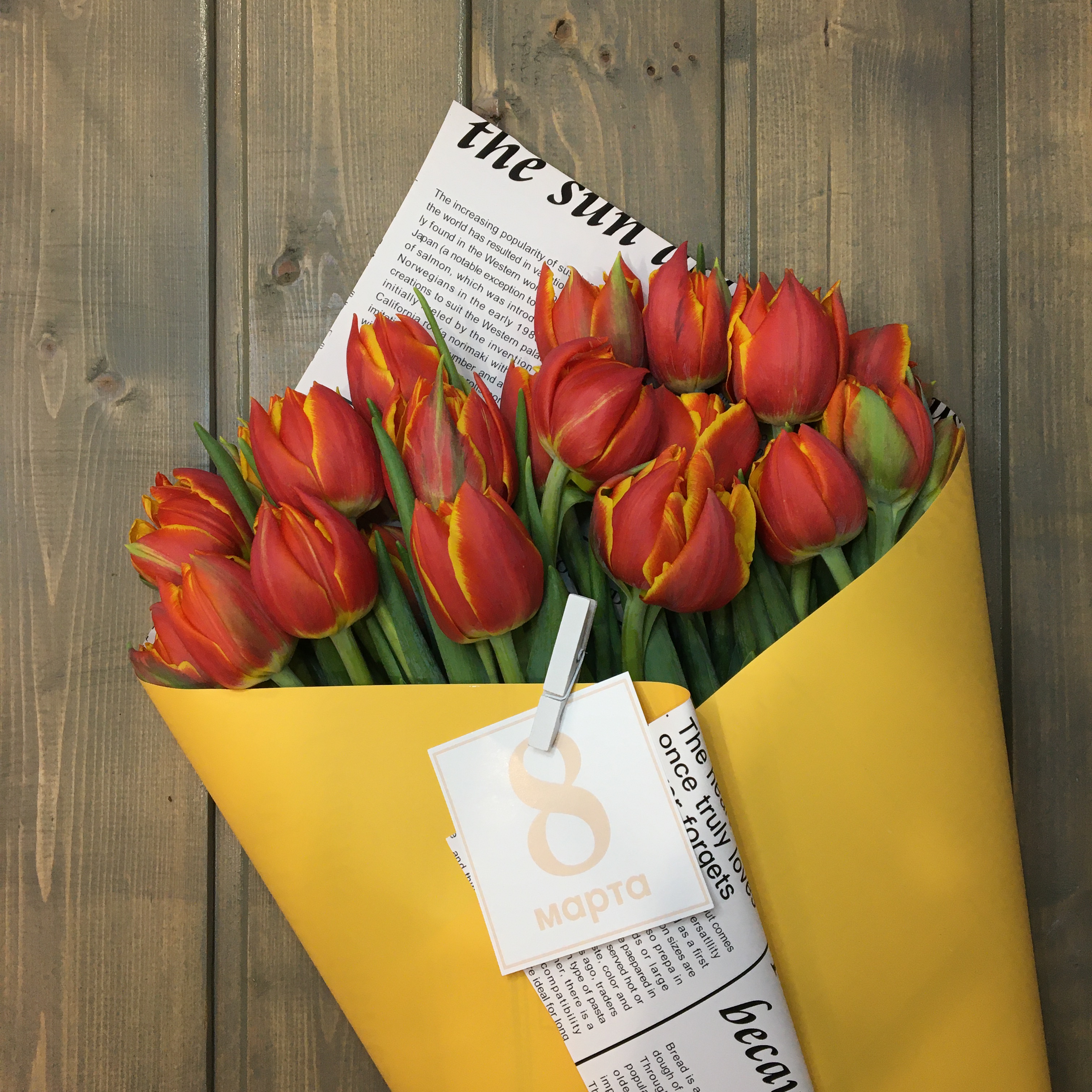 Пионовидные тюльпаны красно-желтого цвета